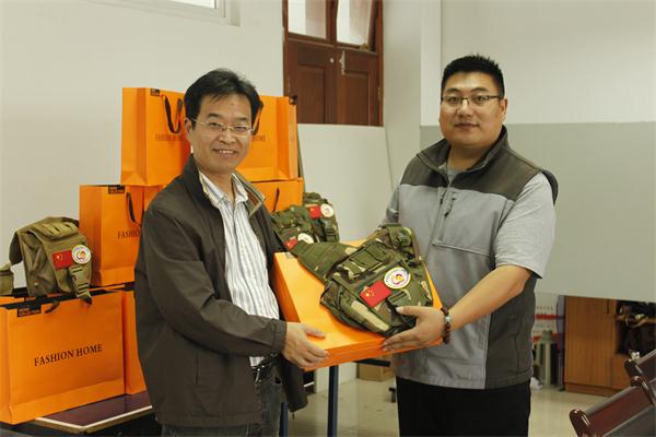 陈永刚校友向bv伟德国际体育捐赠感恩大礼包及奖助学金