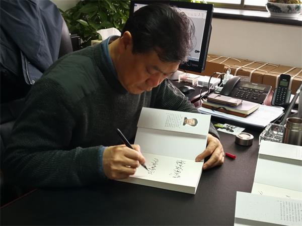 校党委副书记温潘亚教授向bv伟德国际体育捐赠图书