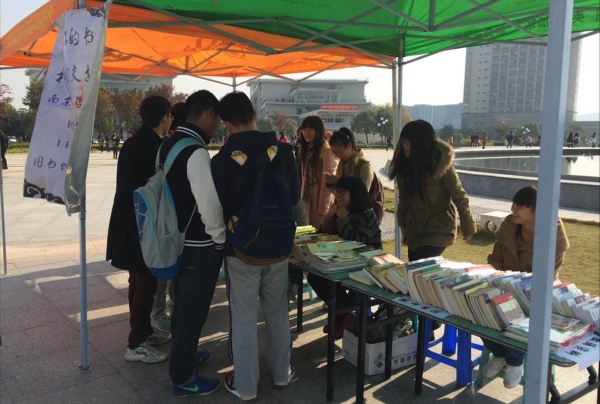 bv伟德国际体育“让图书飞”活动顺利落下帷幕