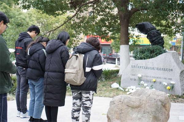 bv伟德国际体育开展南京大屠杀遇难同胞丛葬地寻访祭扫活动