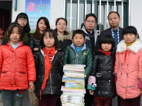 bv伟德国际体育学生会向下曹小学捐书