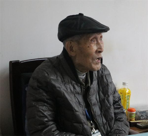 bv伟德国际体育组织学生探望大屠杀幸存者夏瑞荣老人