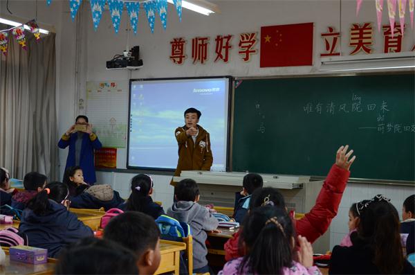 bv伟德国际体育学生会携手莳梦陇田支教社赴石鼓路小学播种公益理念