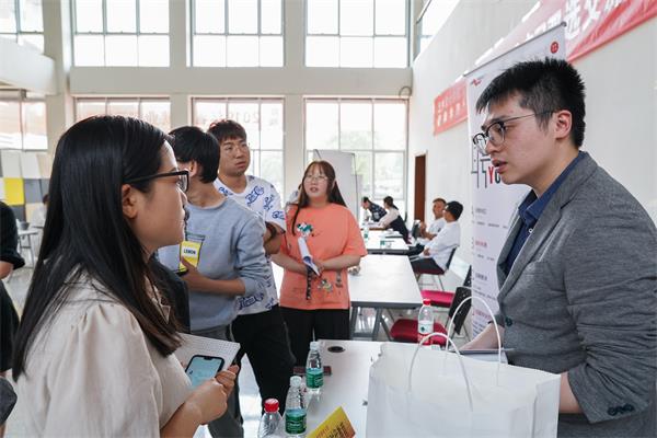 bv伟德国际体育、艺术设计学院举办就业实习双选交流会