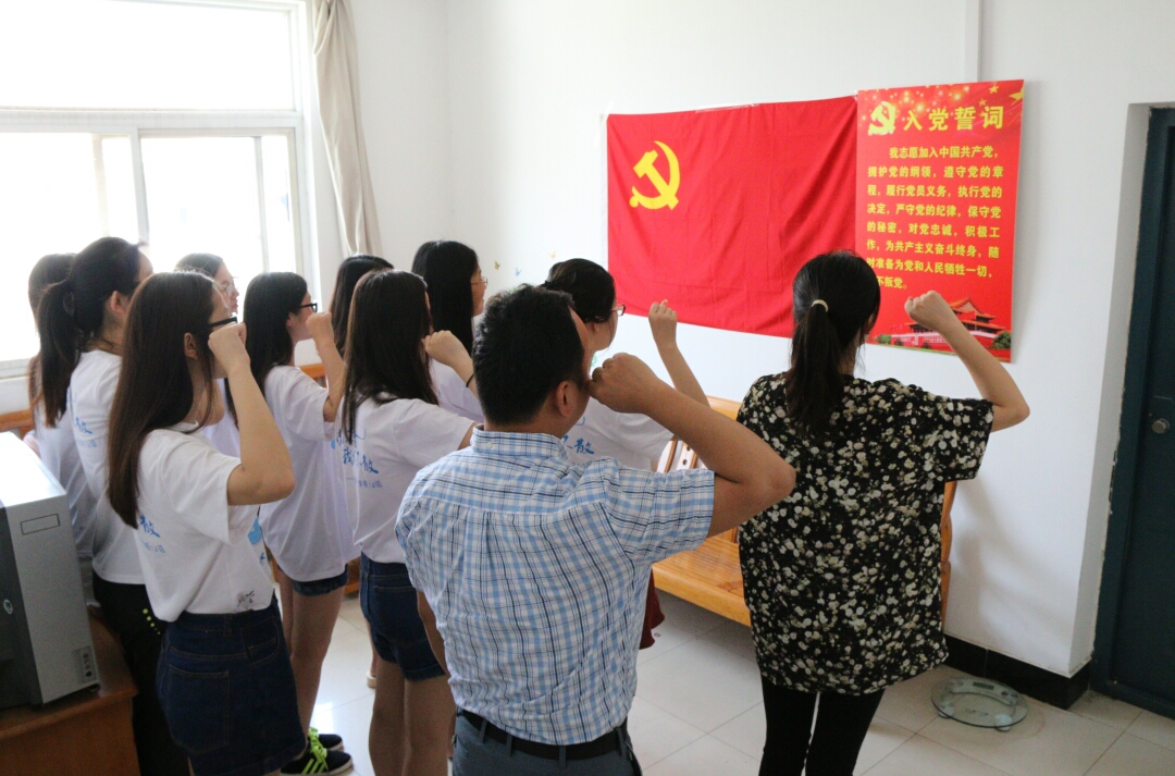bv伟德国际体育以重温入党宣誓仪式送别毕业生党员