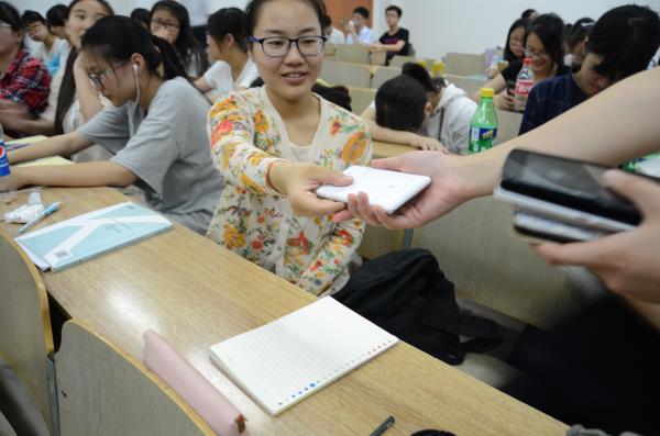 bv伟德国际体育举办“没有手机的课堂”体验活动