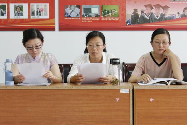 我们教工党支部举行“学习系列讲话,坚持‘不忘初心’,增强‘四个意识’”专题讨论会