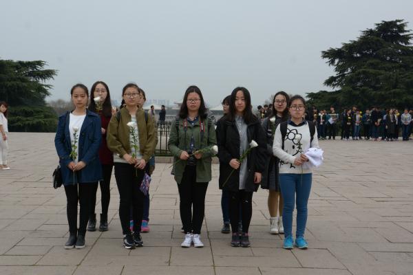 bv伟德国际体育学子前往雨花台祭扫英烈