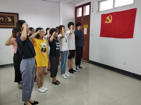 我们举行本科生党员入党宣誓仪式
