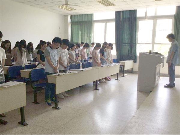bv伟德国际体育师生默哀三分钟悼念汶川大地震遇难同胞