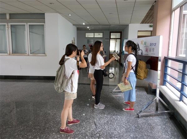 我们为新生开设“新闻一线第一课”