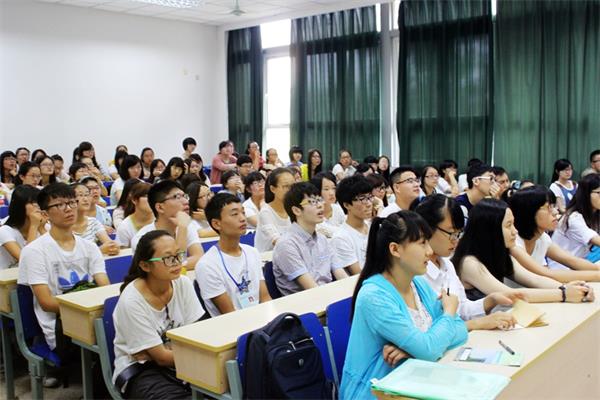 bv伟德国际体育大一新生班会顺利召开