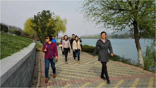 我们开展女教工“环湖健身走”活动