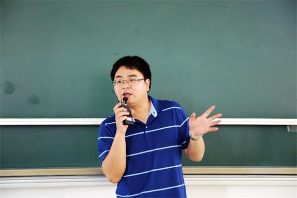 bv伟德国际体育举办“财经知识在新闻报道中的应用”讲座