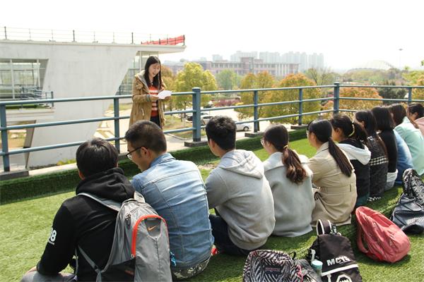 bv伟德国际体育举办 “品书香,鉴好书”户外交流会